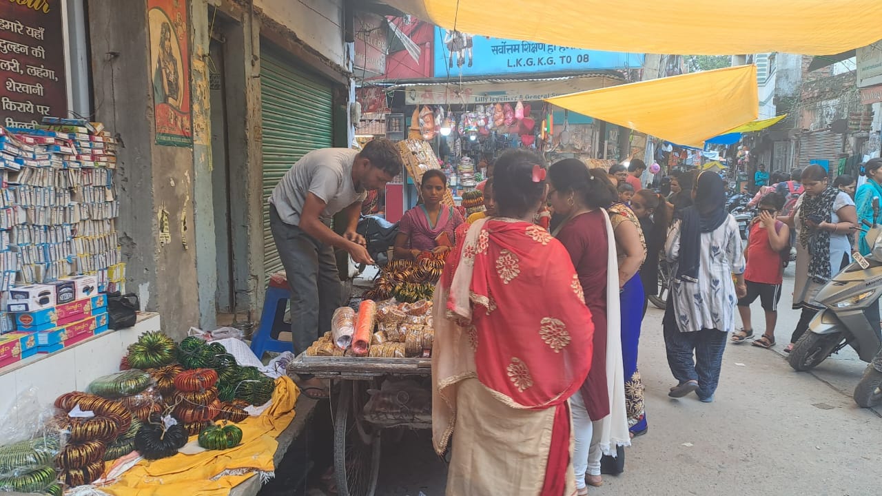 हरियाली तीज पर चूड़ी वाली गली में हो रही खरीदारी। संवाद हरियाली तीज पर चूड़ी वाली गली में हो रही खरीदारी। संवाद