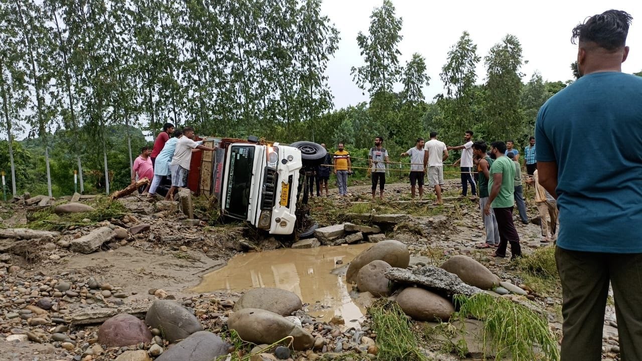 जखोल के नजदीक नाले में आई बाढ़ से पलटी पिकअप। संवाद जखोल के नजदीक नाले में आई बाढ़ से पलटी पिकअप। संवाद