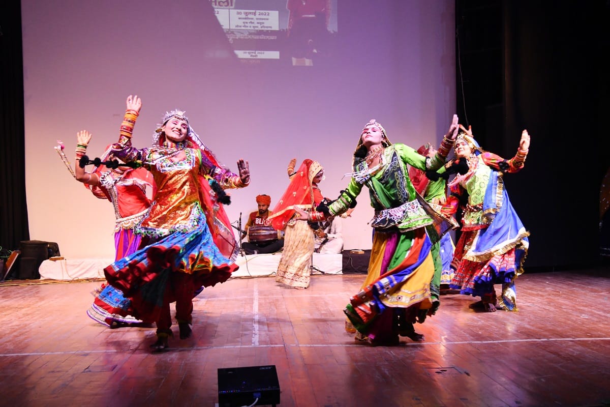 कलाकृति भवन में कालबेलिया नृत्य की प्रस्तुति देतीं कलाकार। संवाद कलाकृति भवन में कालबेलिया नृत्य की प्रस्तुति देतीं कलाकार। संवाद