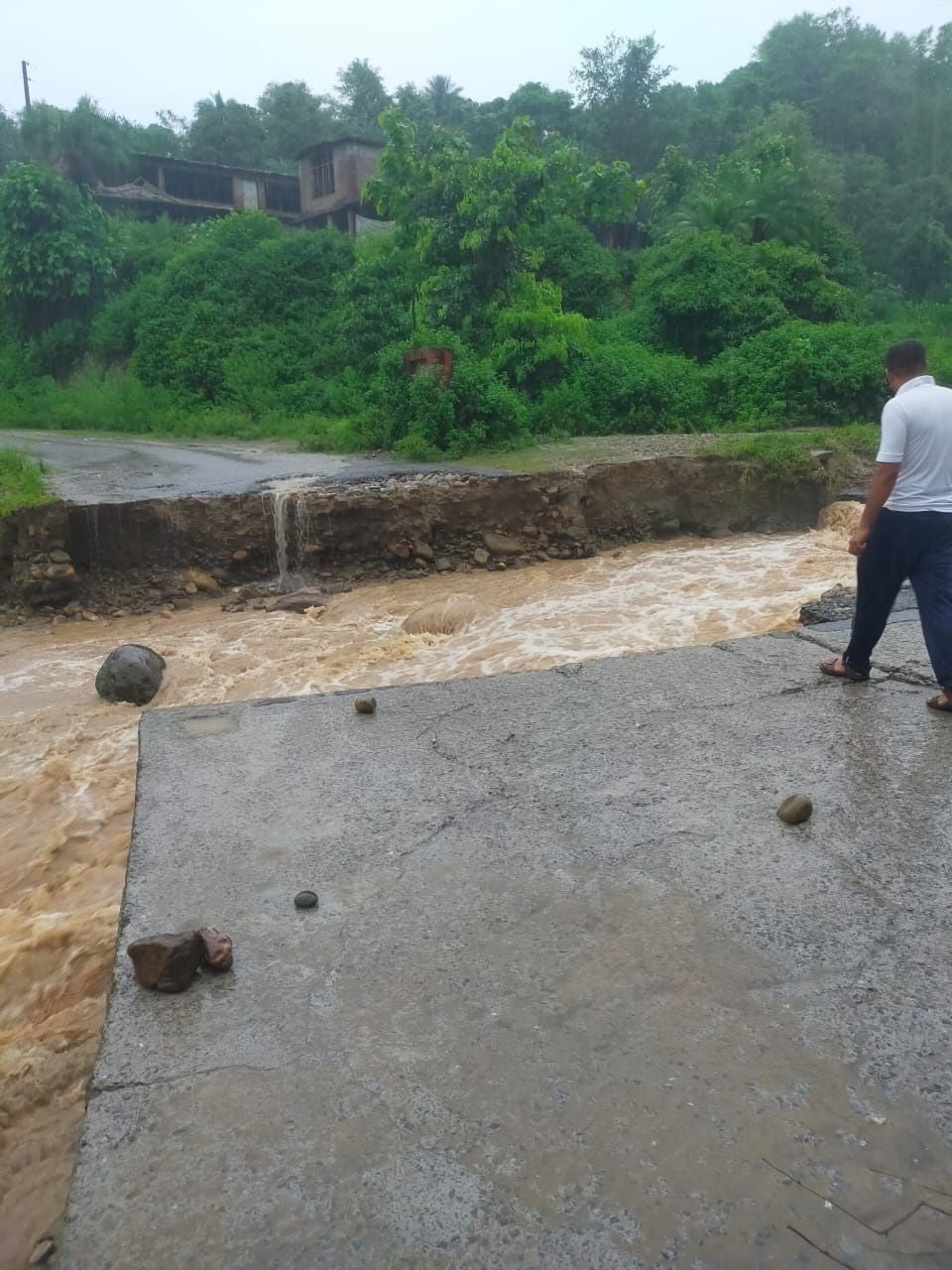 क्षतिग्रस्त महानपुर से माड़ा पट्टी को जोड़ने वाला मार्ग। संवाद क्षतिग्रस्त महानपुर से माड़ा पट्टी को जोड़ने वाला मार्ग। संवाद