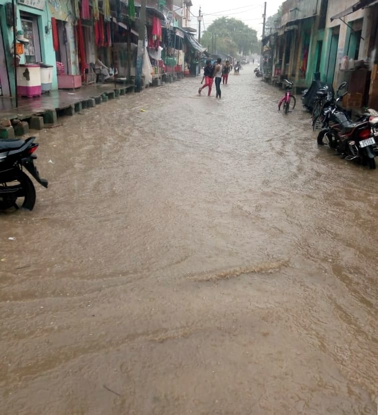 कोतवाली देहात के ग्राम बरूकी में तेज बारिश से हुआ जलभराव। कोतवाली देहात के ग्राम बरूकी में तेज बारिश से हुआ जलभराव।