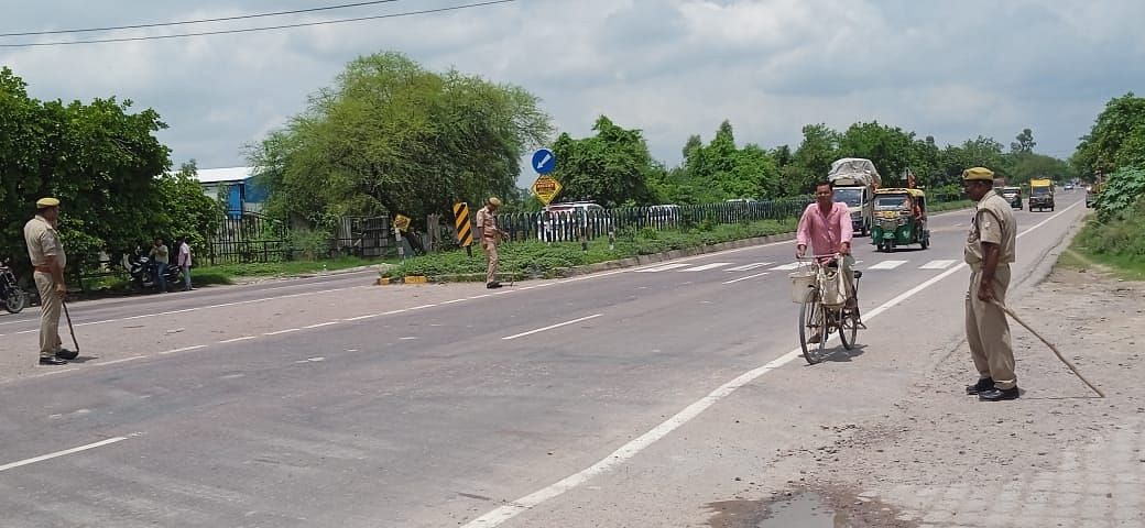 लखनऊ कानपुर हाइवे पर तैनात पुलिस। संवाद