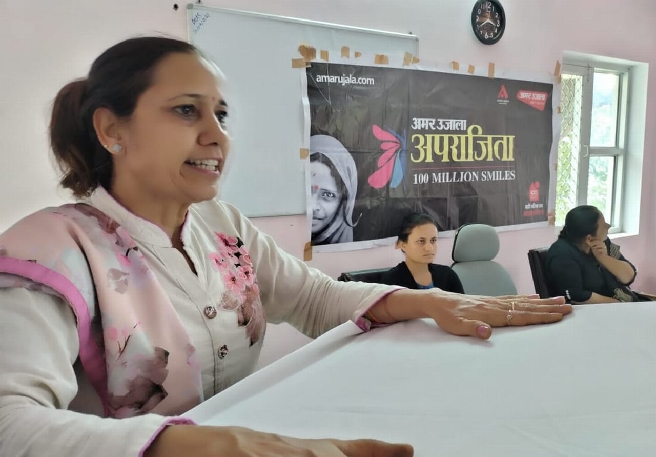 नाहन में आयोजित अपराजिता कार्यक्रम में नर्सिंग प्रशिक्षुओं को संबोधित करतीं प्रधानाचार्या प्र नाहन में आयोजित अपराजिता कार्यक्रम में नर्सिंग प्रशिक्षुओं को संबोधित करतीं प्रधानाचार्या प्र
