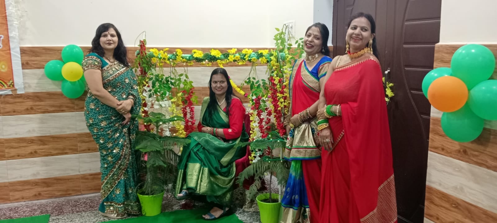 नाहन में अग्र महिला मिलन समूह की ओर से आयोजित तीज कार्यक्रम में झूला झूलतीं महिलाएं। संवाद नाहन में अग्र महिला मिलन समूह की ओर से आयोजित तीज कार्यक्रम में झूला झूलतीं महिलाएं। संवाद