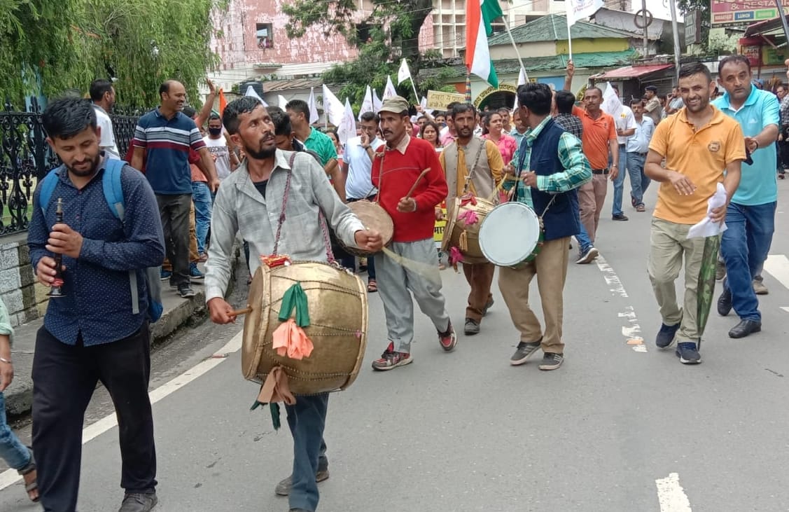 नाहन में पेंशन संकल्प रैली में ढोल नगाड़े बजाते कलाकार। संवाद नाहन में पेंशन संकल्प रैली में ढोल नगाड़े बजाते कलाकार। संवाद