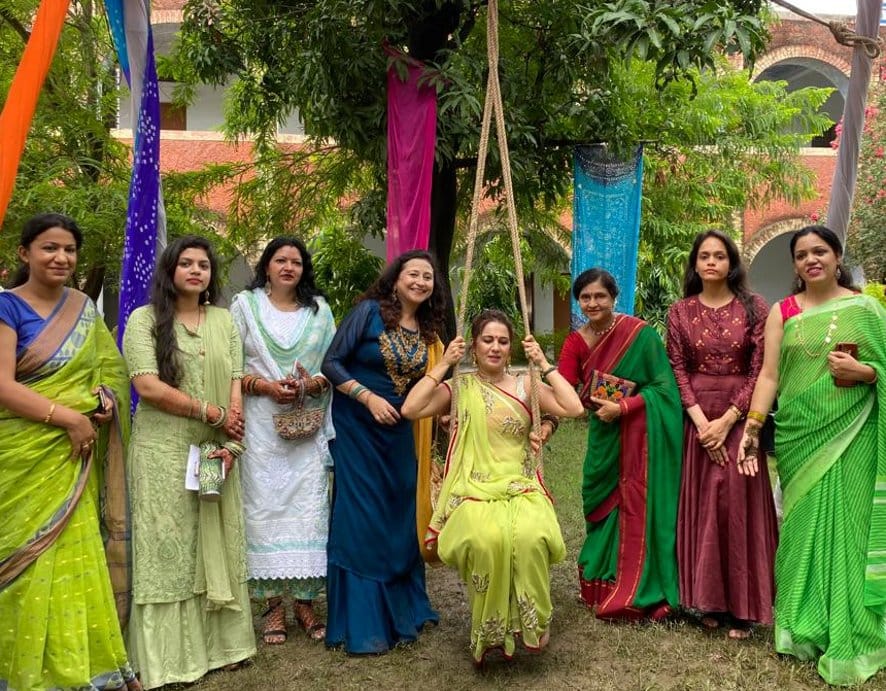नजीबाबाद में आजादी के महोत्सव में झूला झूलतीं महिलाएं। नजीबाबाद में आजादी के महोत्सव में झूला झूलतीं महिलाएं।