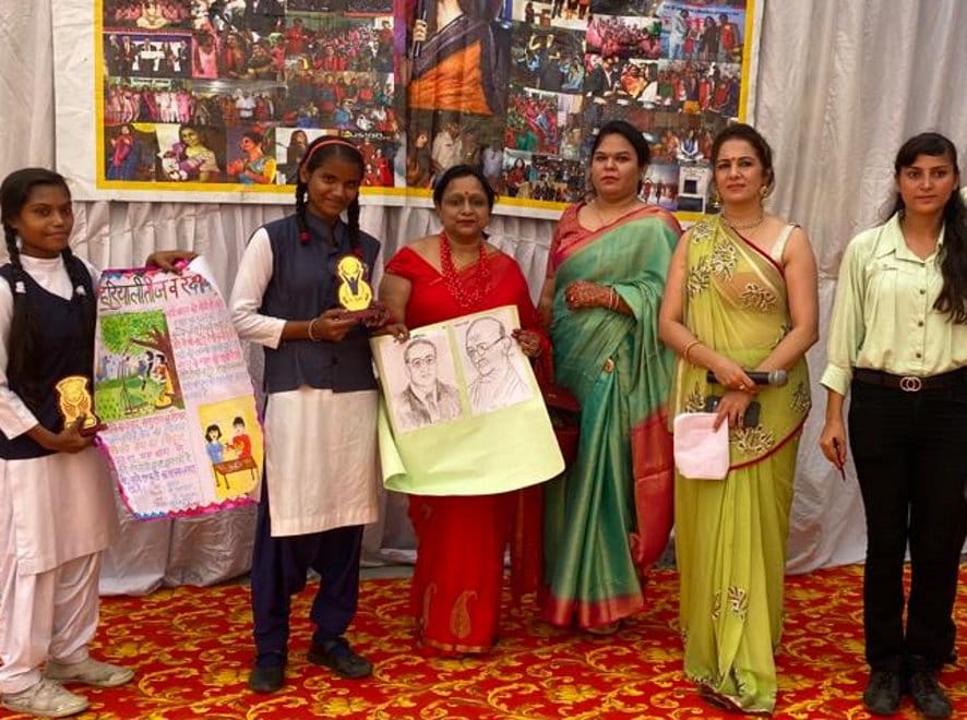 नजीबाबाद में पोस्टर प्रतियोगिता के विजेता। नजीबाबाद में पोस्टर प्रतियोगिता के विजेता।