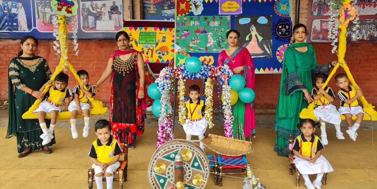 नवयुग स्कूल में हरियाली तीज मनाते बच्चे व शिक्षिकाएं।  संवाद