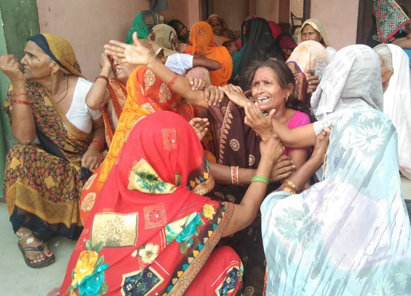 रोते बिलखते अशोक के परिजन। संवाद रोते बिलखते अशोक के परिजन। संवाद
