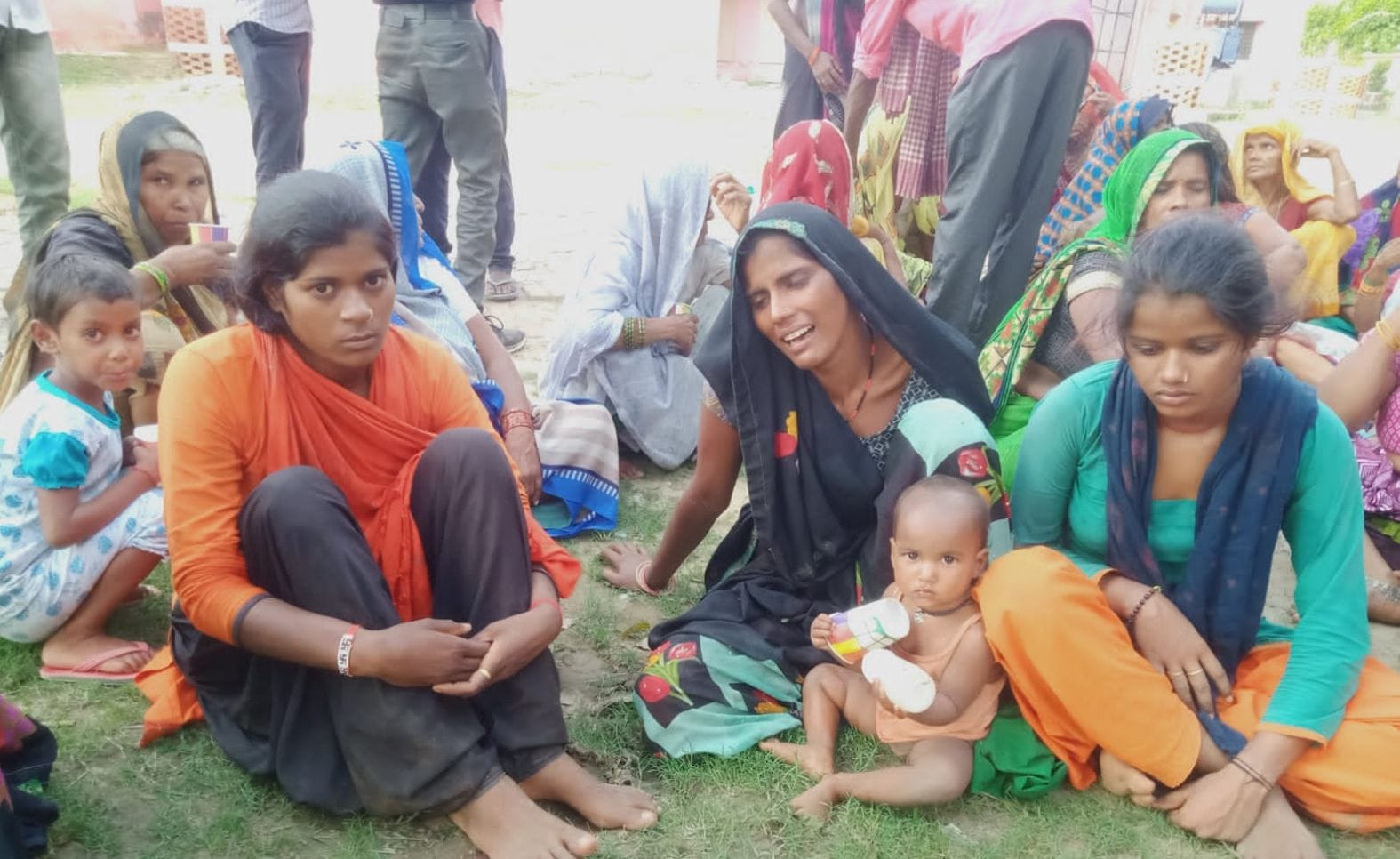 रोते बिलखते रामौतार के परिजन। संवाद