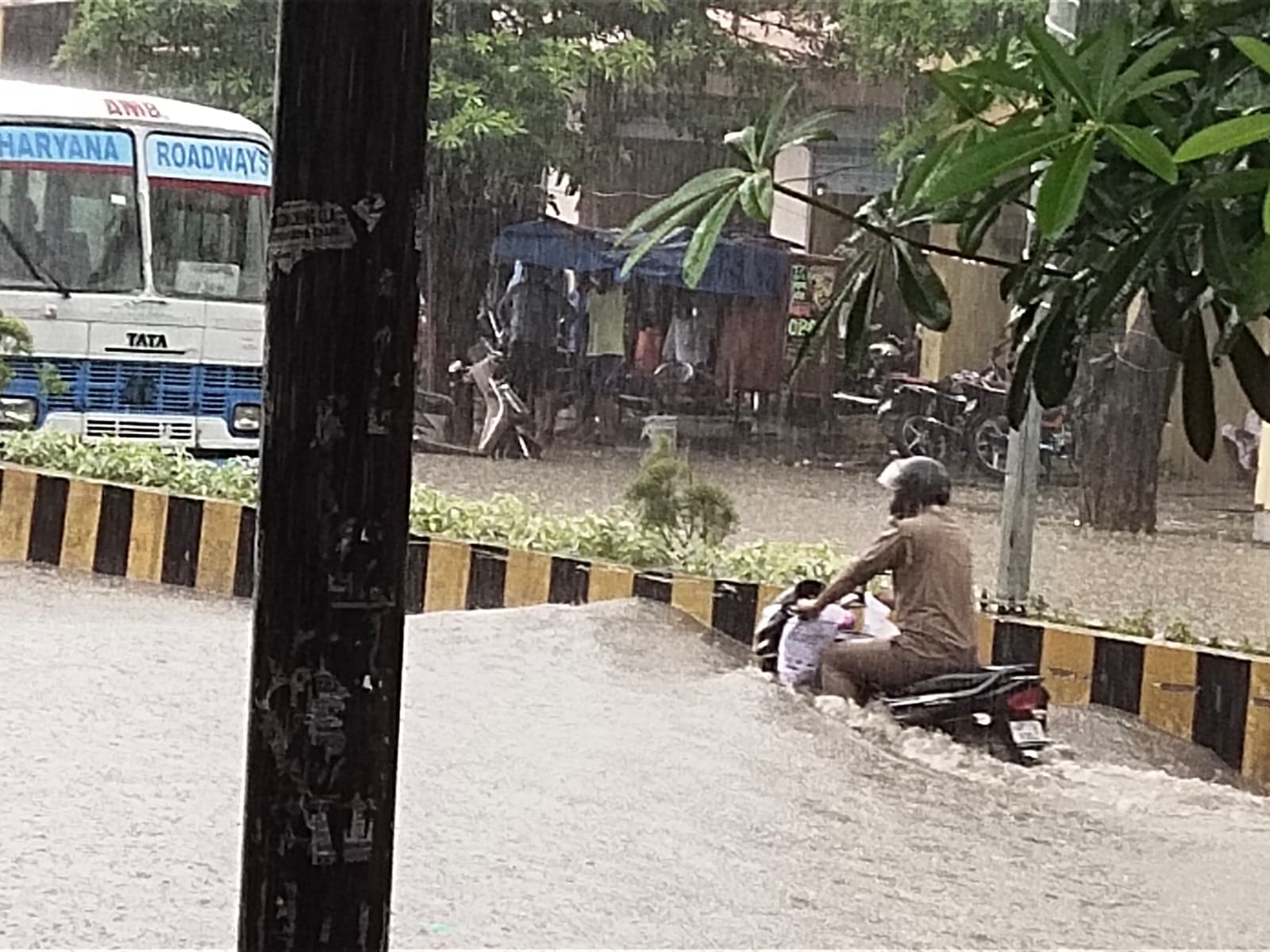 सरसावा में सड़क पर भरे पानी से गुजरता बाइक सवार सरसावा में सड़क पर भरे पानी से गुजरता बाइक सवार