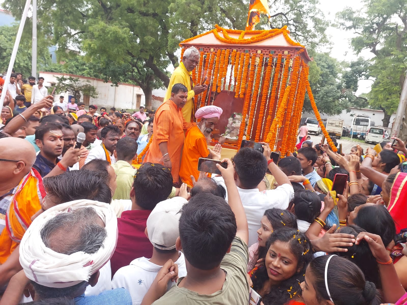 दोहरीघाट में स्थापना के पूर्व गाजे बाजे के साथ निकली सरयू में मिले शिवलिंग की शोभायात्रा।संवाद दोहरीघाट में स्थापना के पूर्व गाजे बाजे के साथ निकली सरयू में मिले शिवलिंग की शोभायात्रा।संवाद