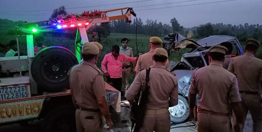 बिजनौर के नजीबाबाद-हरिद्वार मार्ग पर दुर्घटना स्थल से वाहन को निकालती पुलिस।