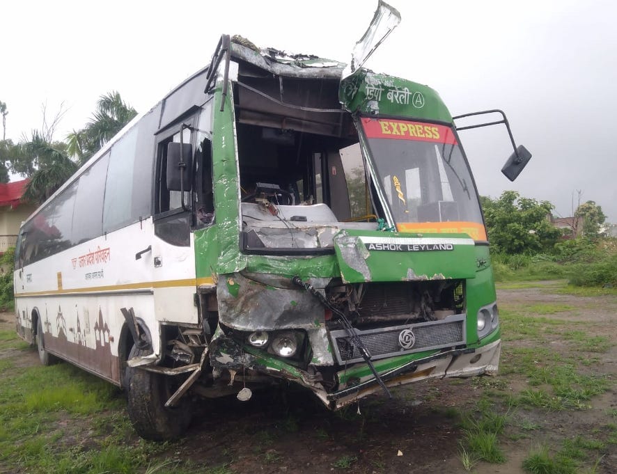 बिजनौर के नजीबाबाद के हरिद्वार मार्ग पर दुर्घटना में क्षतिग्रस्त रोडवेज बस।
