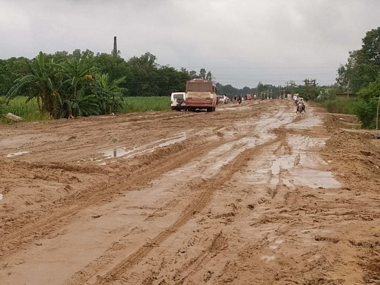 बिजनौर-कोतवाली मार्ग में बारिश से जमा कीचड़ और परेशान  राहगीर।