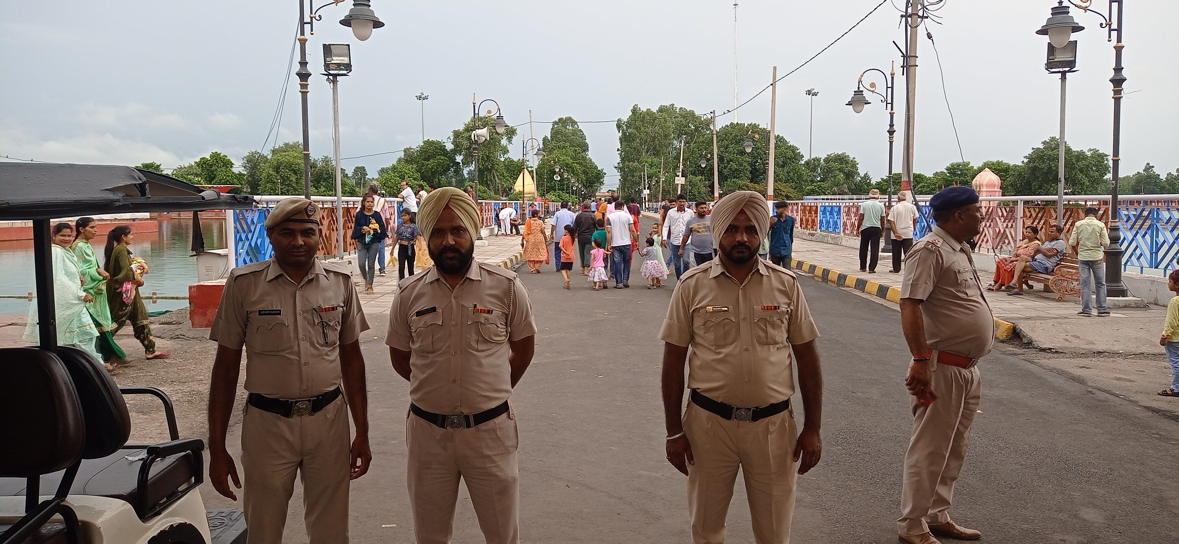 ब्रह्मसरोवर पर गश्त करते पर्यटन पुलिस के मुलाजिम। संवाद ब्रह्मसरोवर पर गश्त करते पर्यटन पुलिस के मुलाजिम। संवाद