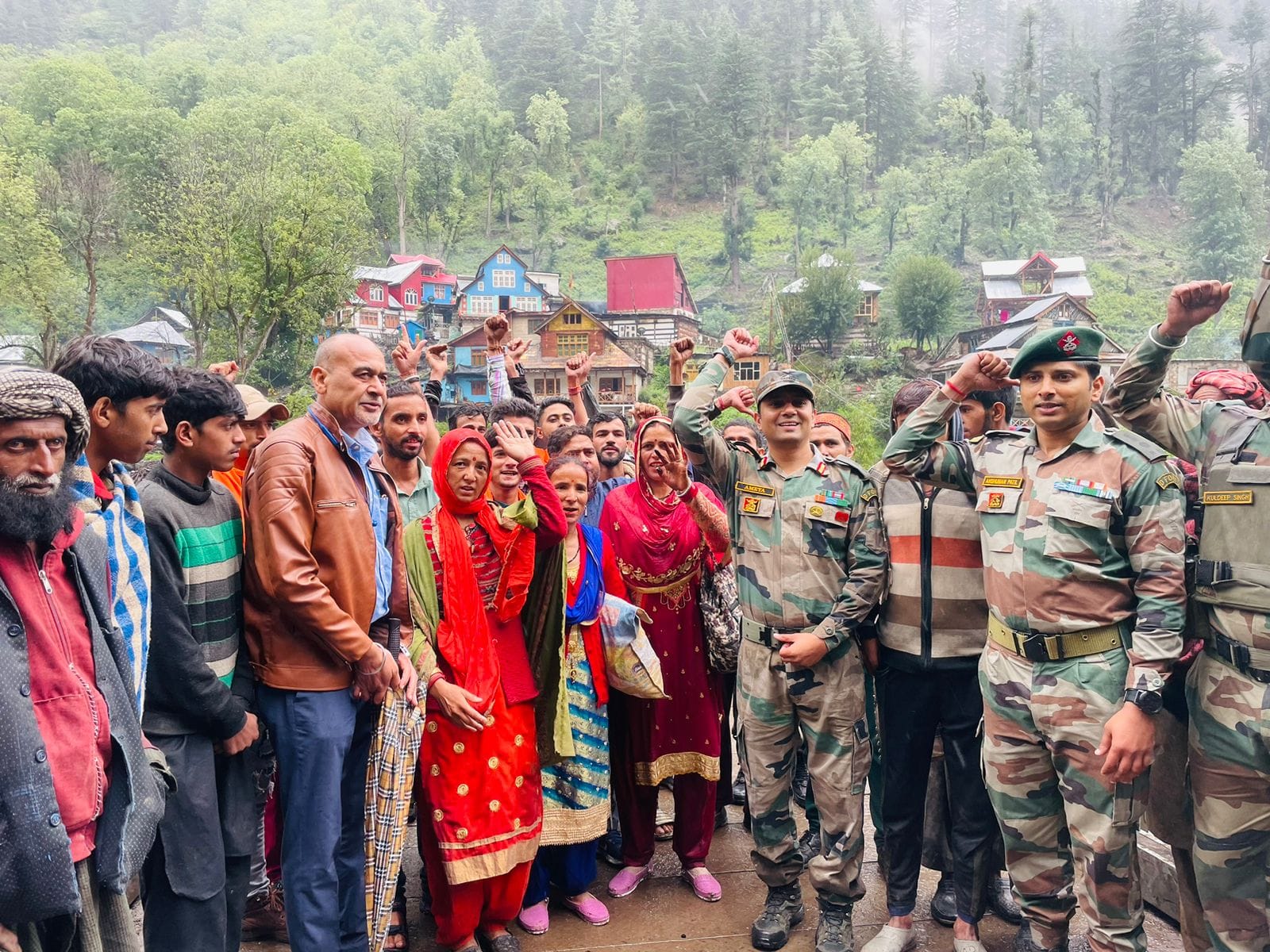 फोटो....भारतीय सेना अधिकारियों व स्थानीय नेताओं ने मचैल यात्रियों को कुंडेल पुल को समर्पित किया। फोटो....भारतीय सेना अधिकारियों व स्थानीय नेताओं ने मचैल यात्रियों को कुंडेल पुल को समर्पित किया।