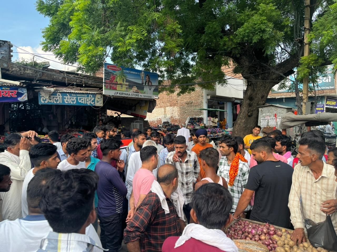फतेहाबाद के हंस मार्केट में युवक पर हमले के बाद इक्ट्ठे हुए लोग फतेहाबाद के हंस मार्केट में युवक पर हमले के बाद इक्ट्ठे हुए लोग