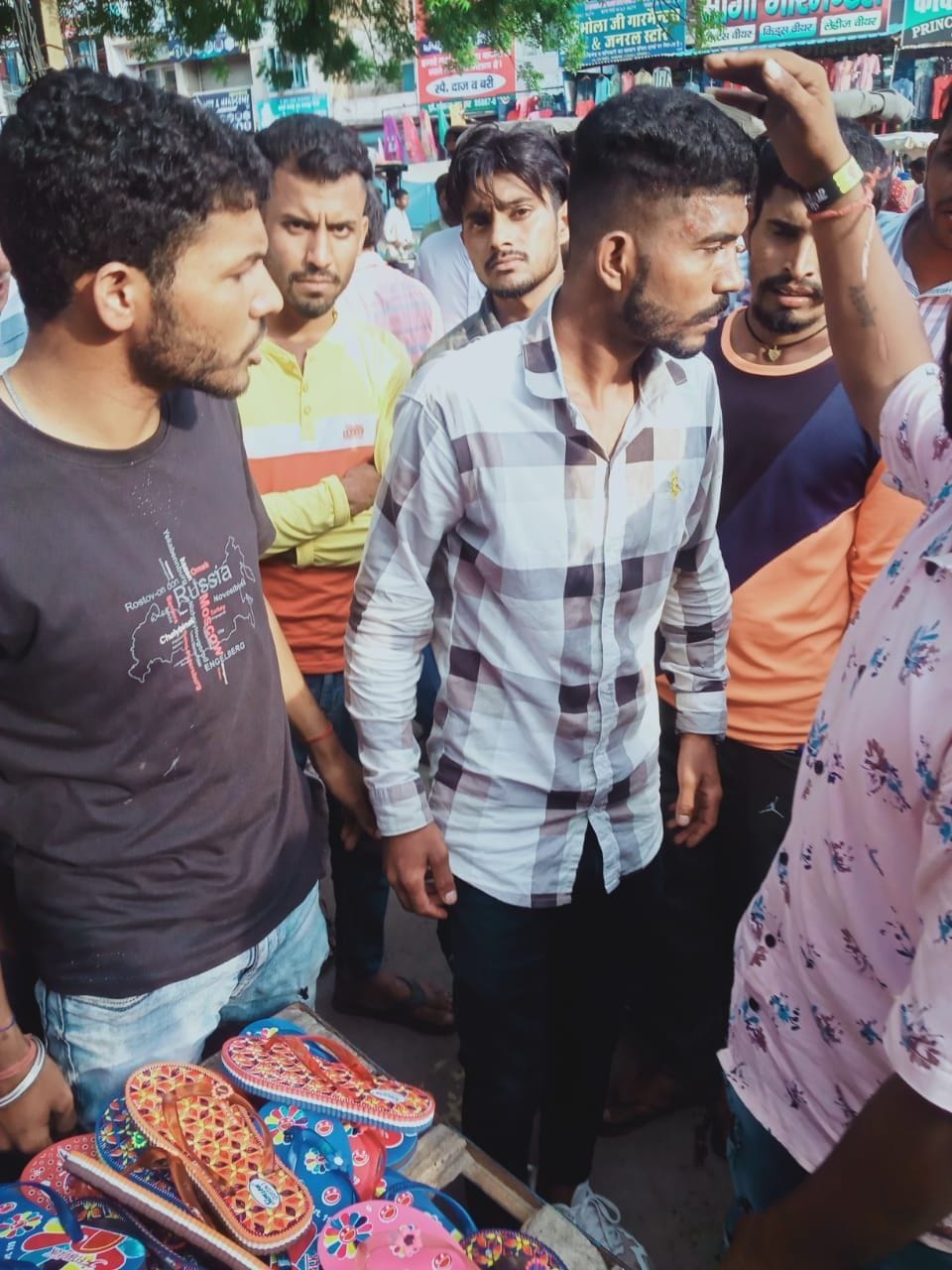 फतेहाबाद के हंस मार्केट में युवक पर किया गया हमला के बाद चोट के निशान देखते हुए लोग। फतेहाबाद के हंस मार्केट में युवक पर किया गया हमला के बाद चोट के निशान देखते हुए लोग।