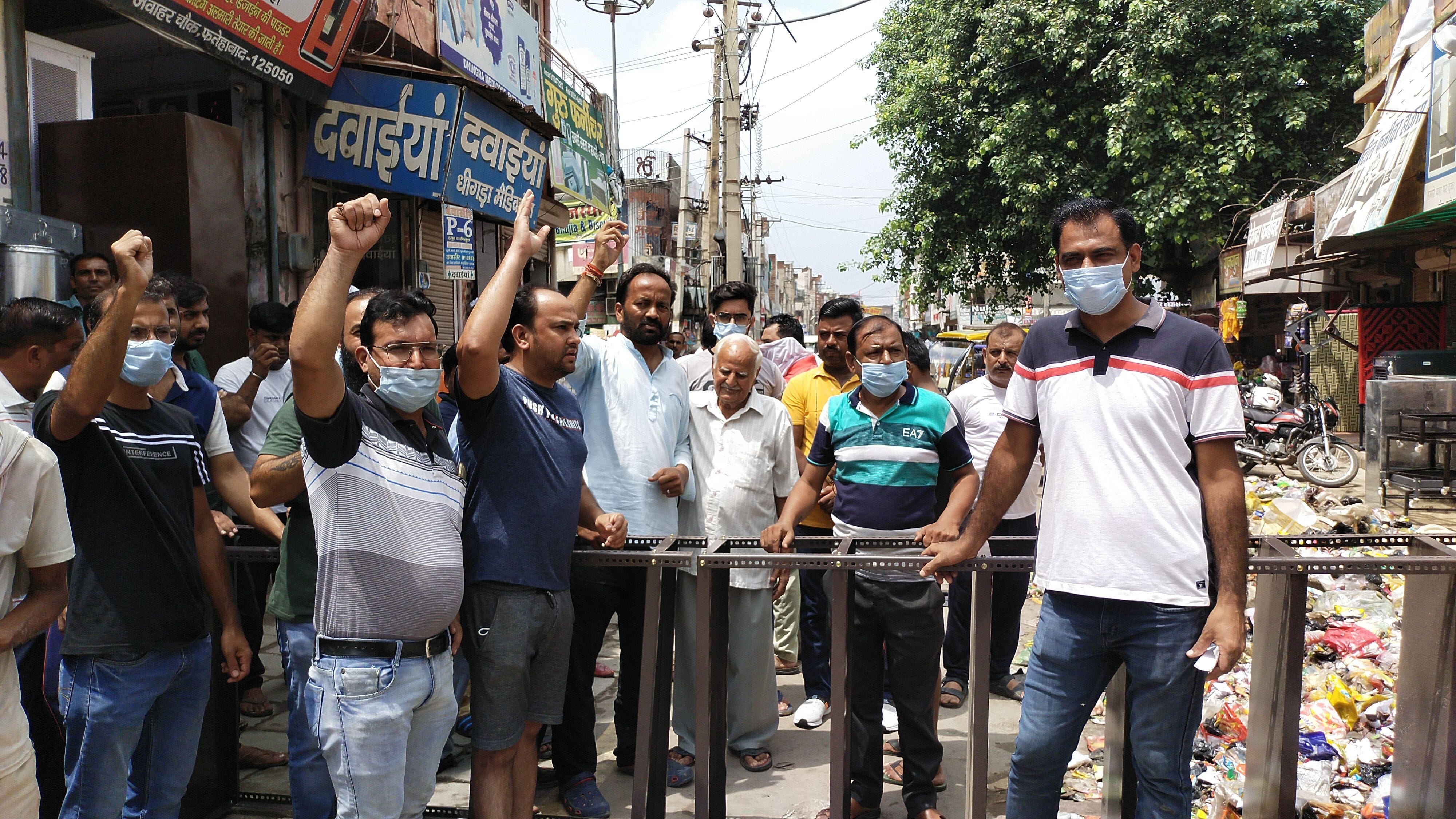 फतेहाबाद के जवाहर चौक में जाम लगाकर प्रदर्शन करते हुए दुकानदार।