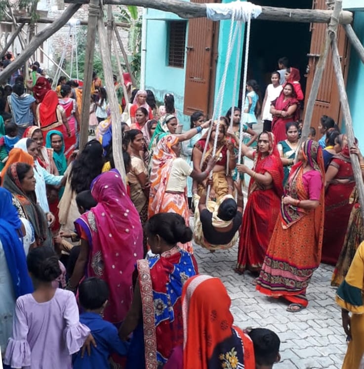 हल्दौर क्षेत्र के गांव पैजनियां में हरियाली तीज पर झूला झूलती महिलाएं। हल्दौर क्षेत्र के गांव पैजनियां में हरियाली तीज पर झूला झूलती महिलाएं।
