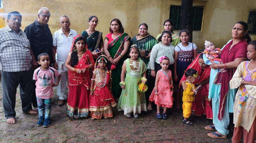 हरियाली तीज महोत्सव में मनमोहक वेशभूषा में सजे धजे बच्चे हरियाली तीज महोत्सव में मनमोहक वेशभूषा में सजे धजे बच्चे