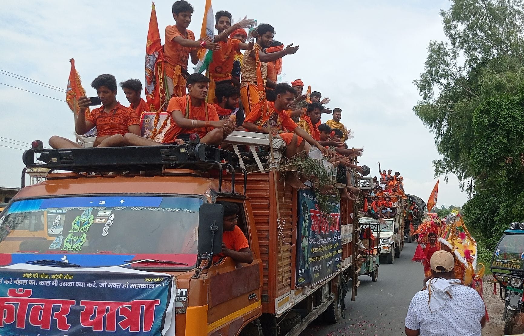 जलालाबाद से कांवड लेकर गोला गोकर्ण मंदिर वाहन से जाते कांवरियां जलालाबाद से कांवड लेकर गोला गोकर्ण मंदिर वाहन से जाते कांवरियां