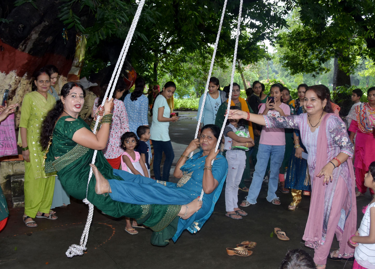 कंपनी बाग में तीज के गीत गाकर झूला झूलती सुहागने कंपनी बाग में तीज के गीत गाकर झूला झूलती सुहागने