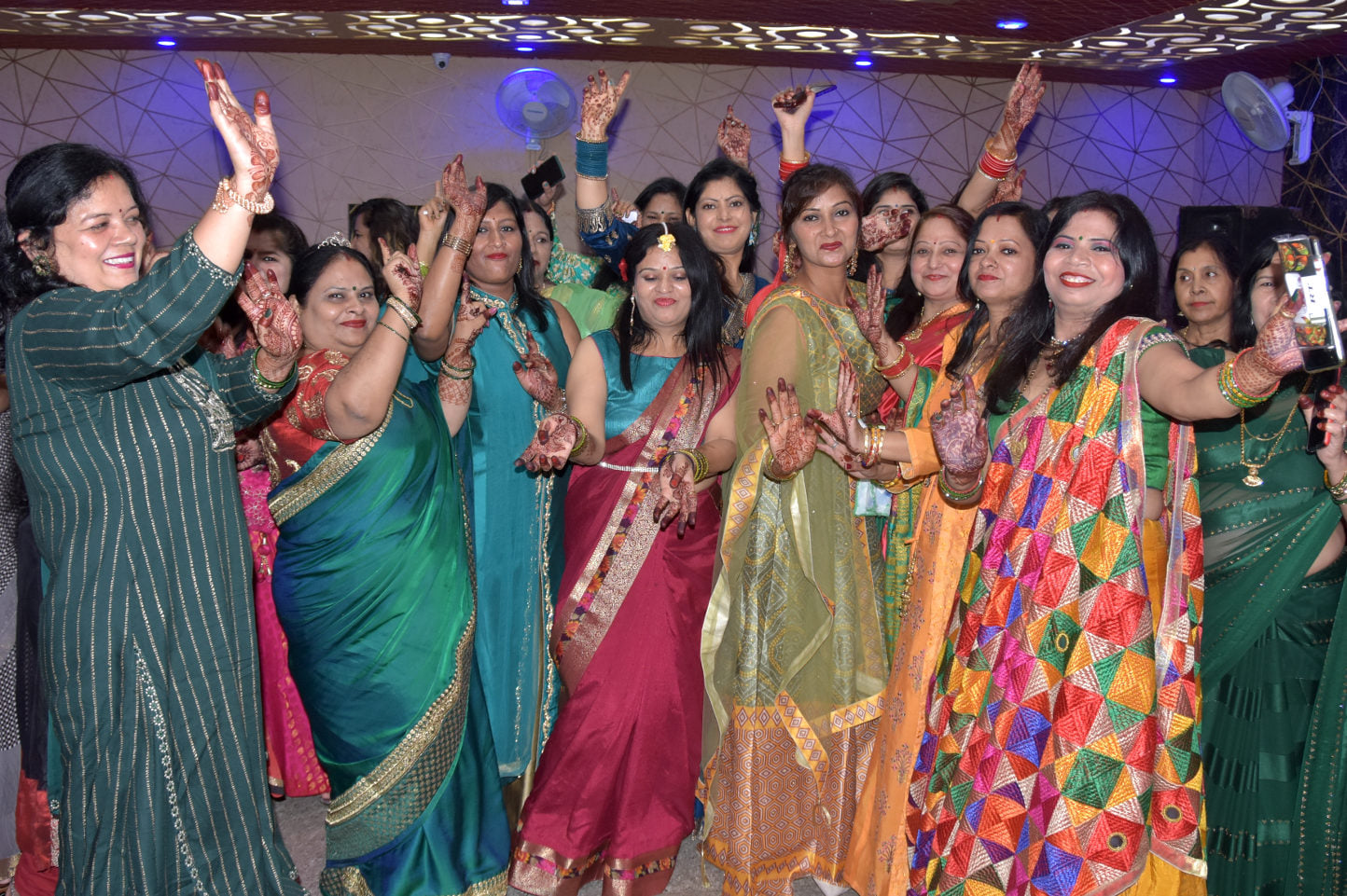 कोर्ट रोड स्थित एक सभागार में तीज महोत्सव सावन के गीतो नाचती इन्द्रप्रस्थ कॉलोनी की महिलाएं कोर्ट रोड स्थित एक सभागार में तीज महोत्सव सावन के गीतो नाचती इन्द्रप्रस्थ कॉलोनी की महिलाएं