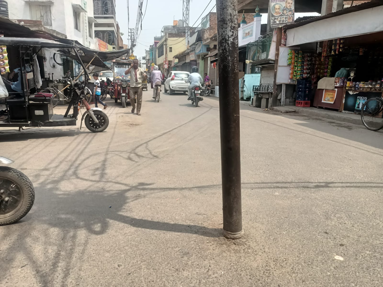 लाल रोड पर बीच में लगा खंबा। संवाद