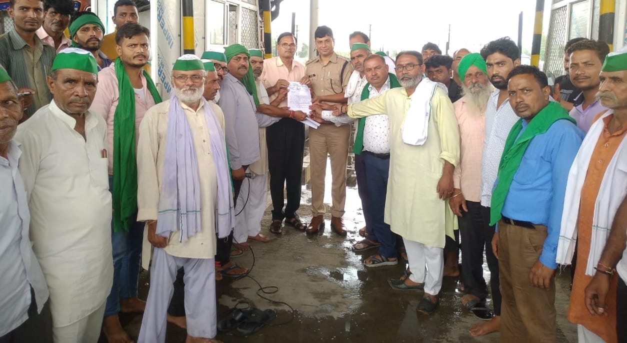 नगीना के ग्राम पुरैनी के टोल प्लाजा पर पंचायत के बाद एसडीएम को ज्ञापन सौंपते भाकियू कार्यकर्ता। नगीना के ग्राम पुरैनी के टोल प्लाजा पर पंचायत के बाद एसडीएम को ज्ञापन सौंपते भाकियू कार्यकर्ता।