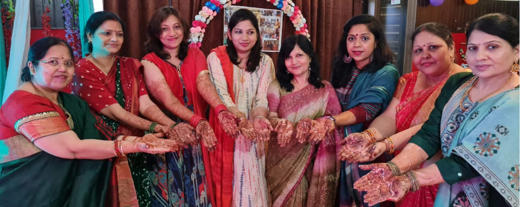 पूरनपुर में सावन तीज पर मेहंदी दिखाती नारी शक्ति क्लब की सदस्य। संवाद पूरनपुर में सावन तीज पर मेहंदी दिखाती नारी शक्ति क्लब की सदस्य। संवाद
