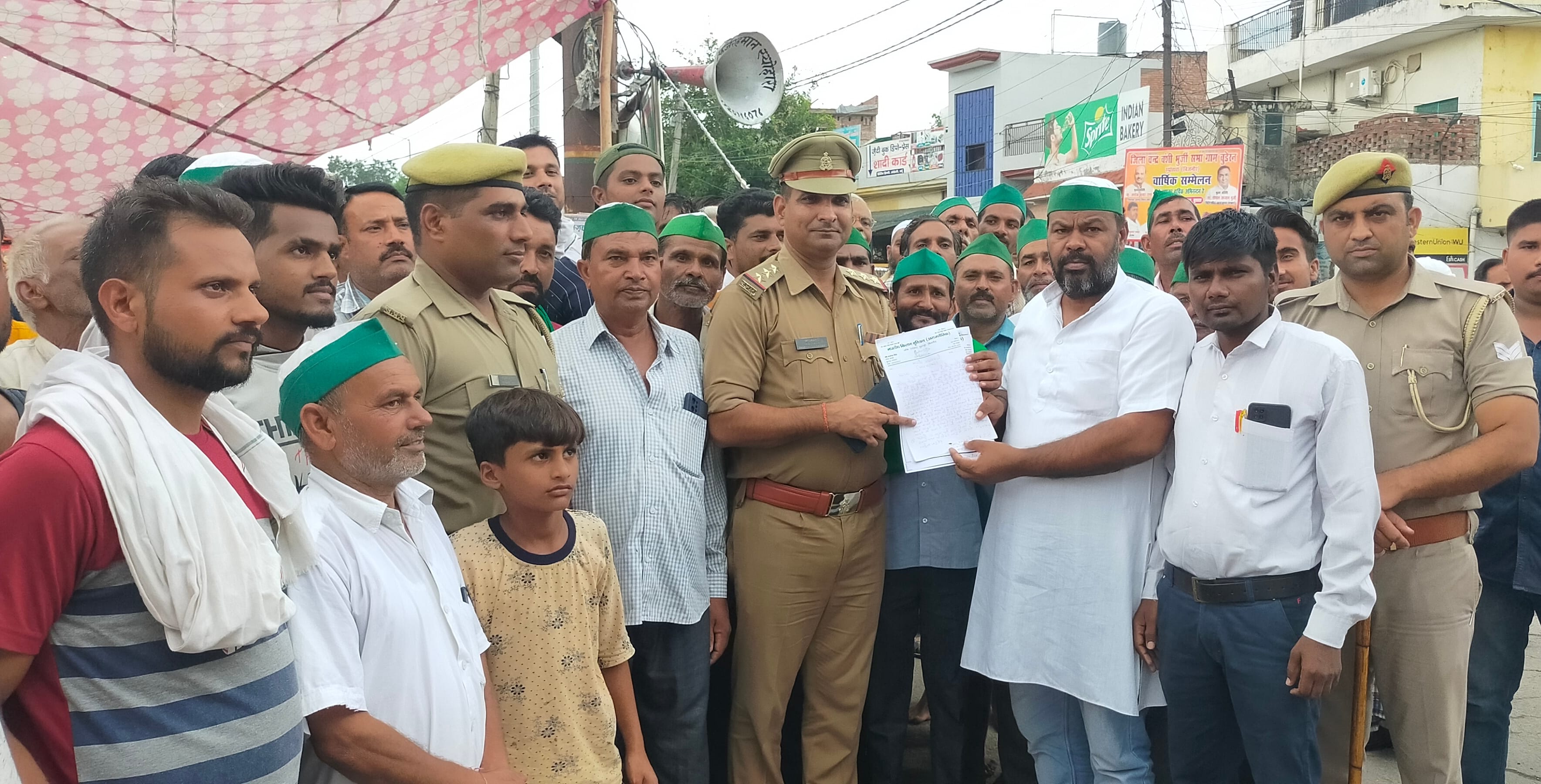 स्योहारा में थाना चौराहे पर थानाध्यक्ष को ज्ञापन सौंपते भाकियू कार्यकर्ता। स्योहारा में थाना चौराहे पर थानाध्यक्ष को ज्ञापन सौंपते भाकियू कार्यकर्ता।