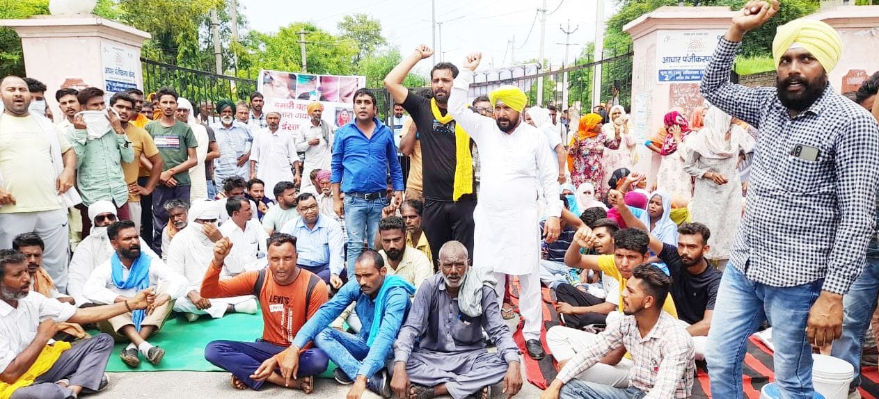 टोहाना में लघु सचिवालय के गेट पर ताला जड़कर नारेबाजी करते हुए लड़की पक्ष के लोग। टोहाना में लघु सचिवालय के गेट पर ताला जड़कर नारेबाजी करते हुए लड़की पक्ष के लोग।