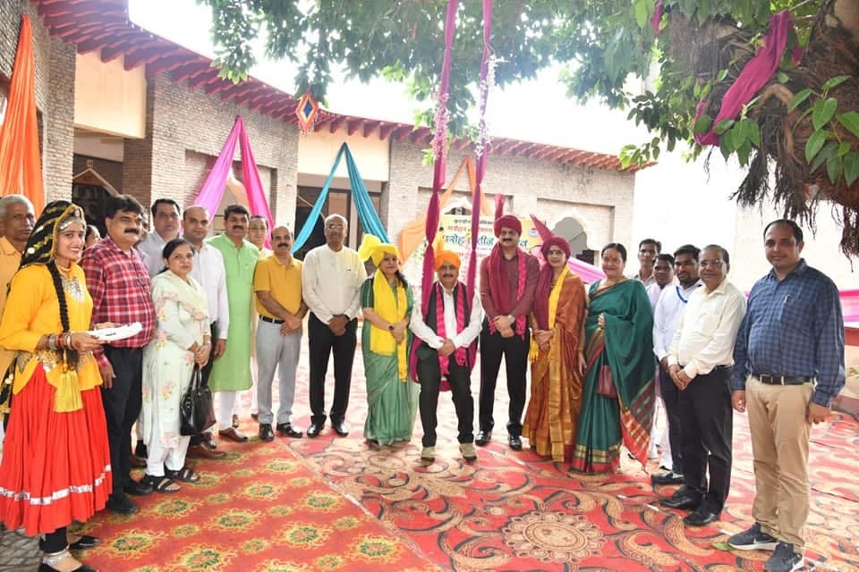 तीज कार्यक्रम में हिस्सा लेते कुलपति प्रो. सोमनाथ सचदेवा व अन्य।   संवाद