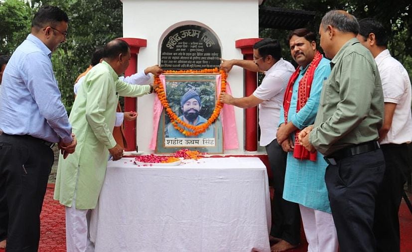 ुद्रपुर कलेक्ट्रेट में शहीद ऊधम सिंह की फोटो पर माल्यार्पण करते डीएम।