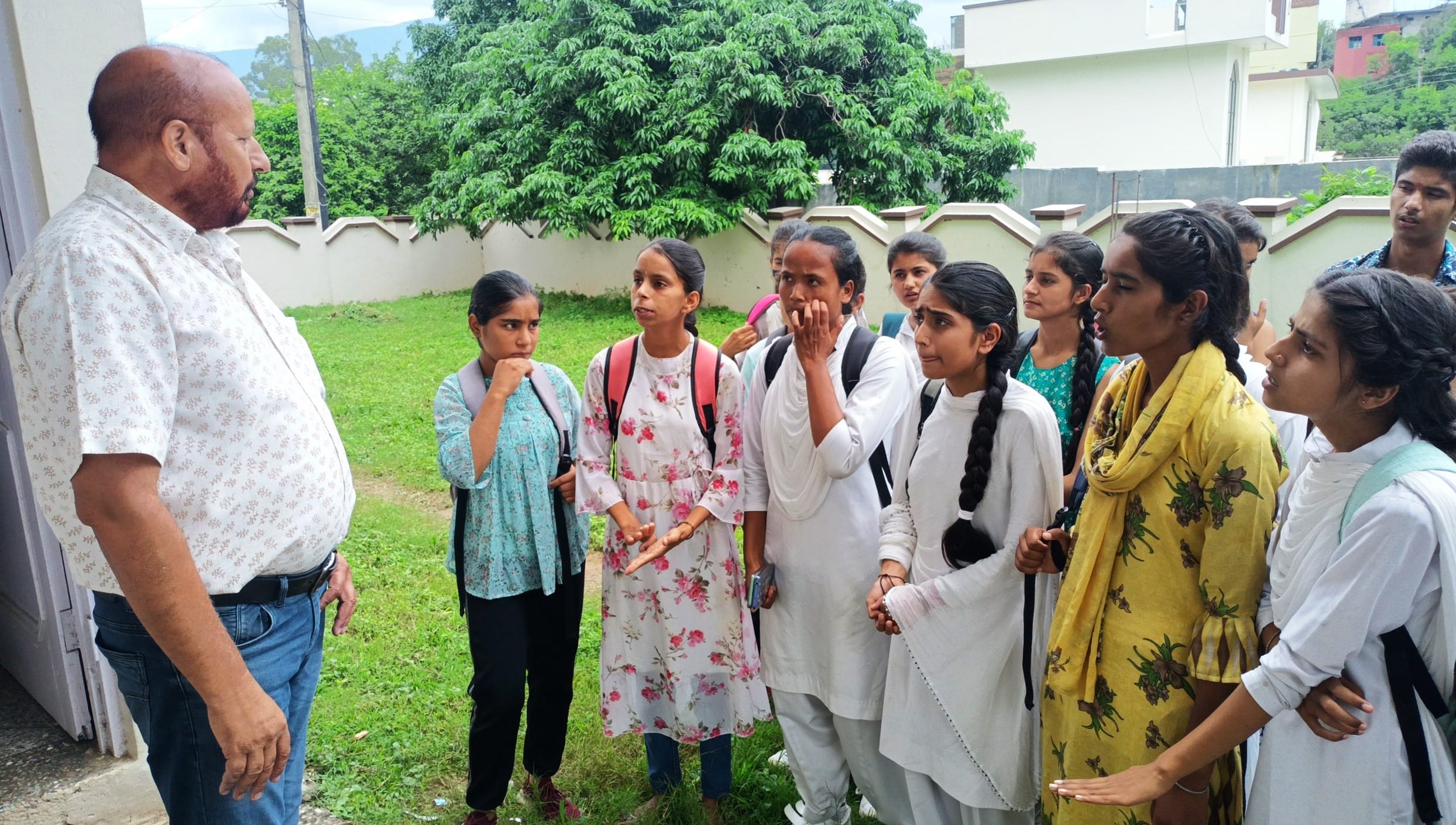 उधमपुर: 11वीं में फेल हुए बच्चे जेके बोर्ड के दफ्तर उधमपुर में पहुंचे रोष प्रकट करते हुए. उधमपुर: 11वीं में फेल हुए बच्चे जेके बोर्ड के दफ्तर उधमपुर में पहुंचे रोष प्रकट करते हुए.