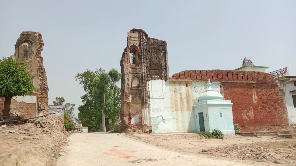 बमरोली में कुंवर भगवान सिंह की हलेवी का मुख्य द्वार  देखरेख न होने की वजह से  टूट गया।
