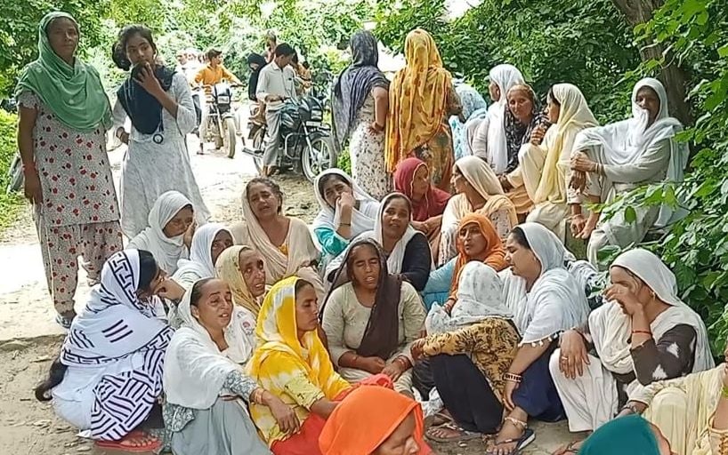 फोटो-05- पोस्टमार्टम हाउस के बाहर रोते बिलखते मृतकों के परिजन फोटो-05- पोस्टमार्टम हाउस के बाहर रोते बिलखते मृतकों के परिजन