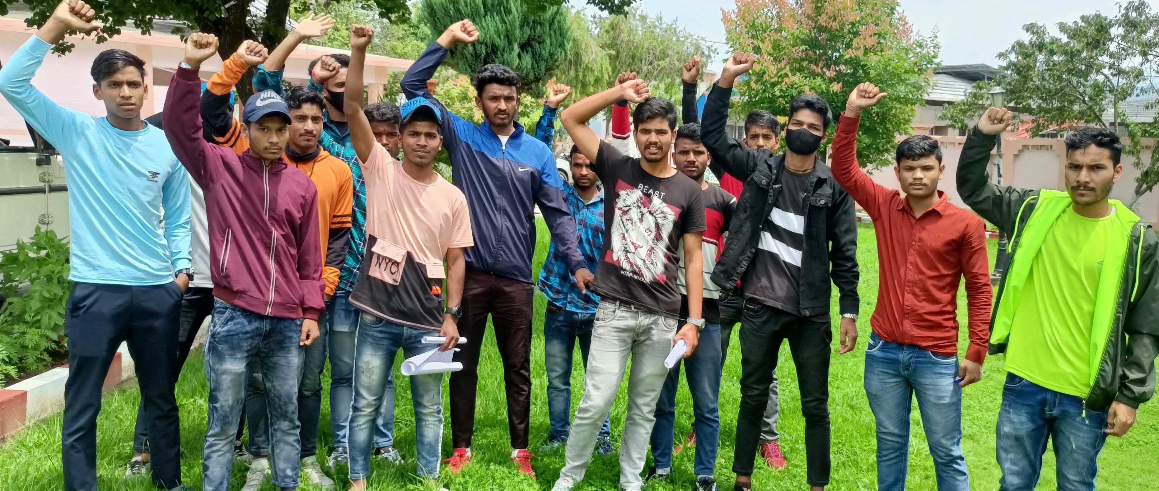 लोहाघाट के डॉ. बीआर अंबेडकर छात्रावास में भोजन की गुणवत्ता की मांग को लेकर चंपावत कलक्ट्रेट में प