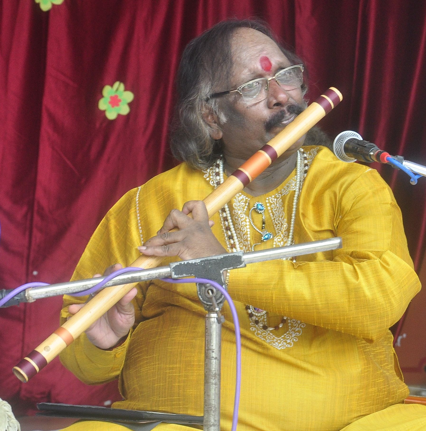 लिटिल एंजिल्स स्कूल में बांसुरी वादन करते पंडित राजेंद्र प्रसंना। संवाद