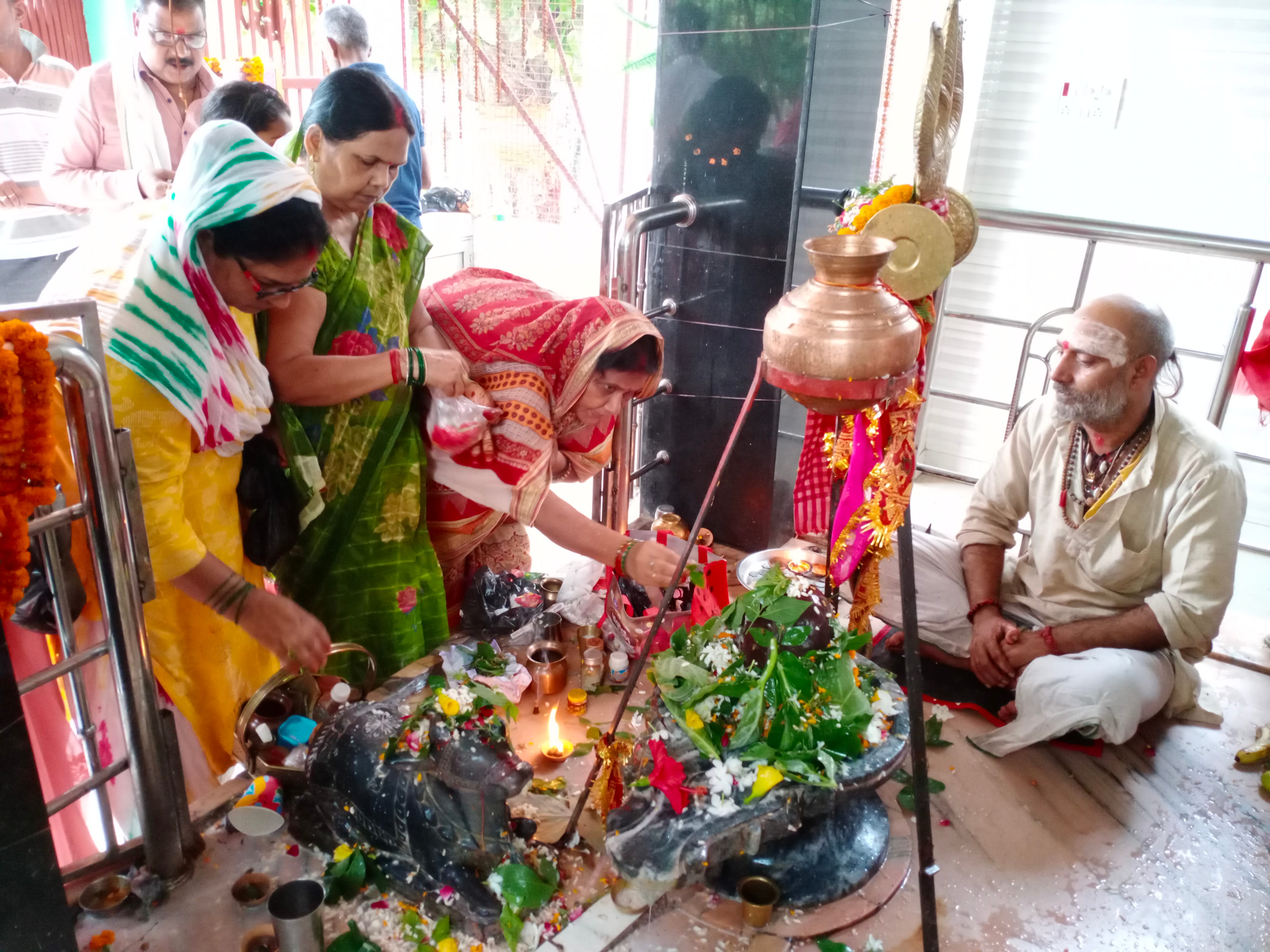 नागपंचमी पर्व पर नगर के ब्रह्मस्थान स्थित शिवमंदिर पर पूजन अर्चन करतीं महिलाएं।संवाद