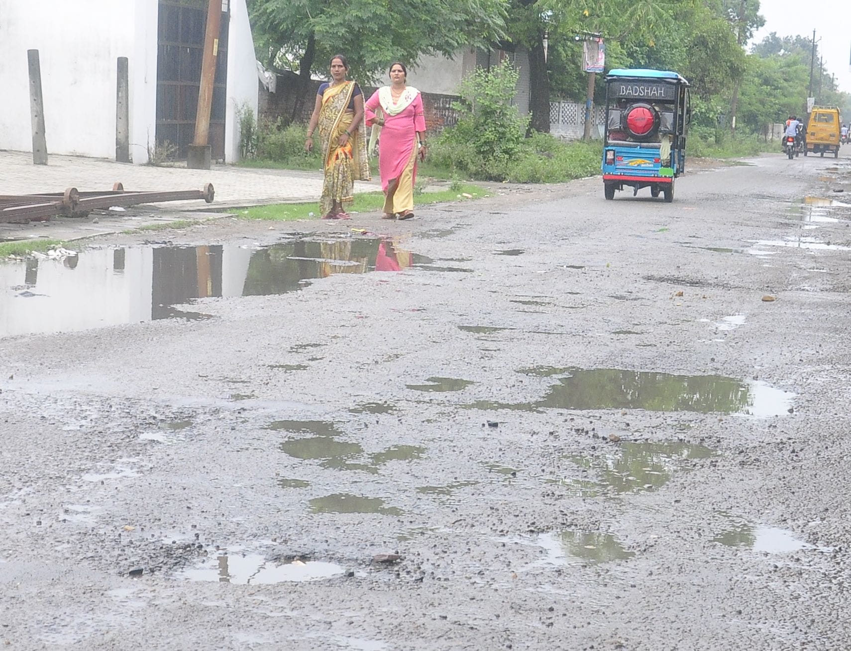 नौगवां चौराहे से मंडी समिति की ओर जाने वाले मार्ग से निकलना हुआ मुश्किल। संवाद नौगवां चौराहे से मंडी समिति की ओर जाने वाले मार्ग से निकलना हुआ मुश्किल। संवाद