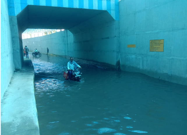 पूरनपुर क्षेत्र के शाहगढ़ रेलवे स्टेशन की पश्चिमी अंडरपास में भरा पानी। संवाद पूरनपुर क्षेत्र के शाहगढ़ रेलवे स्टेशन की पश्चिमी अंडरपास में भरा पानी। संवाद
