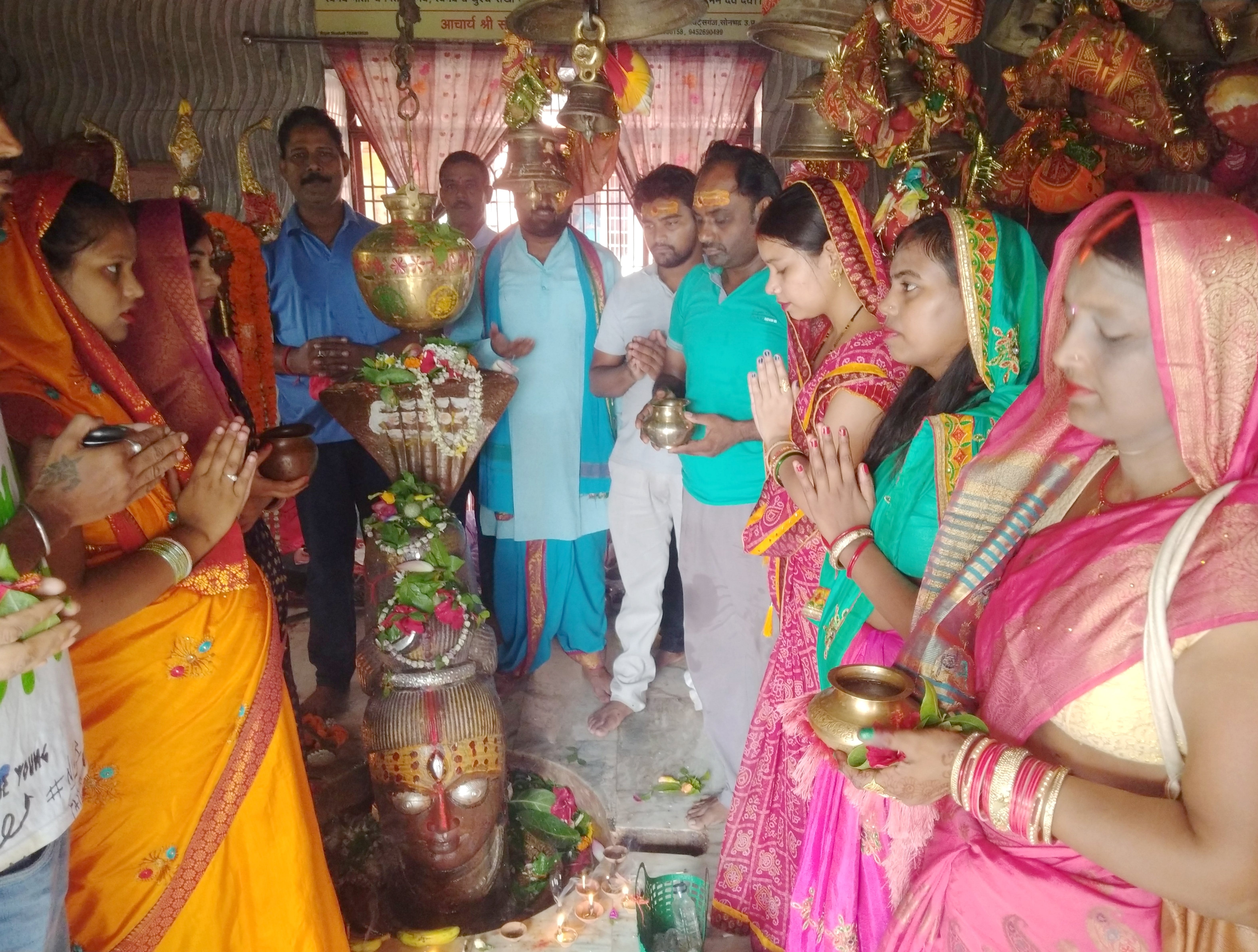 राबर्ट्सगंज बरैला महादेव मंदिर में नागपंचमी पर पुजन अर्चन करते लोग।