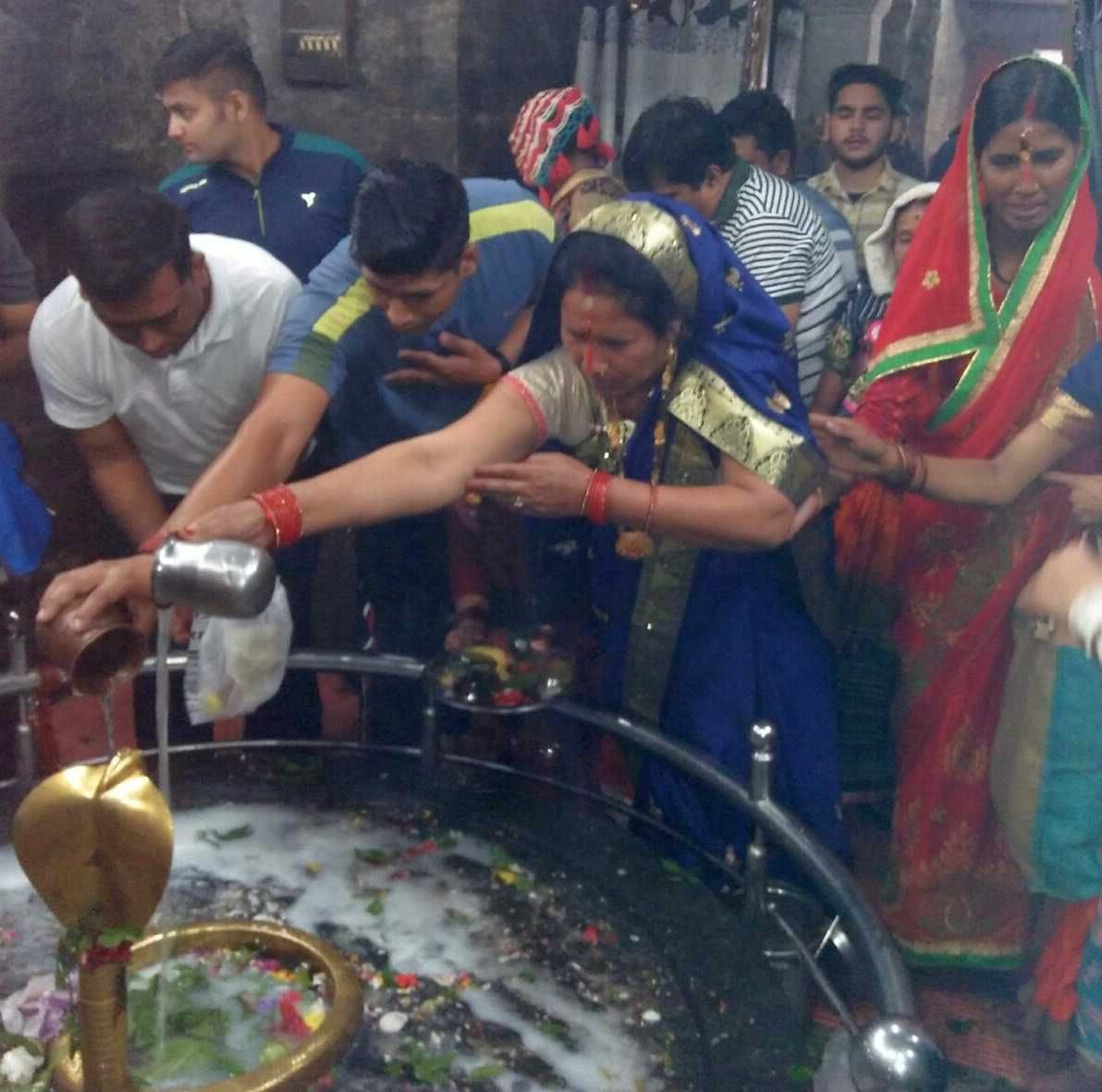 सावन के तीसरे सोमवार को बागेश्वर के बागनाथ मंदिर में जलाभिषेक करते लोग। संवाद न्यूज एजेंसी