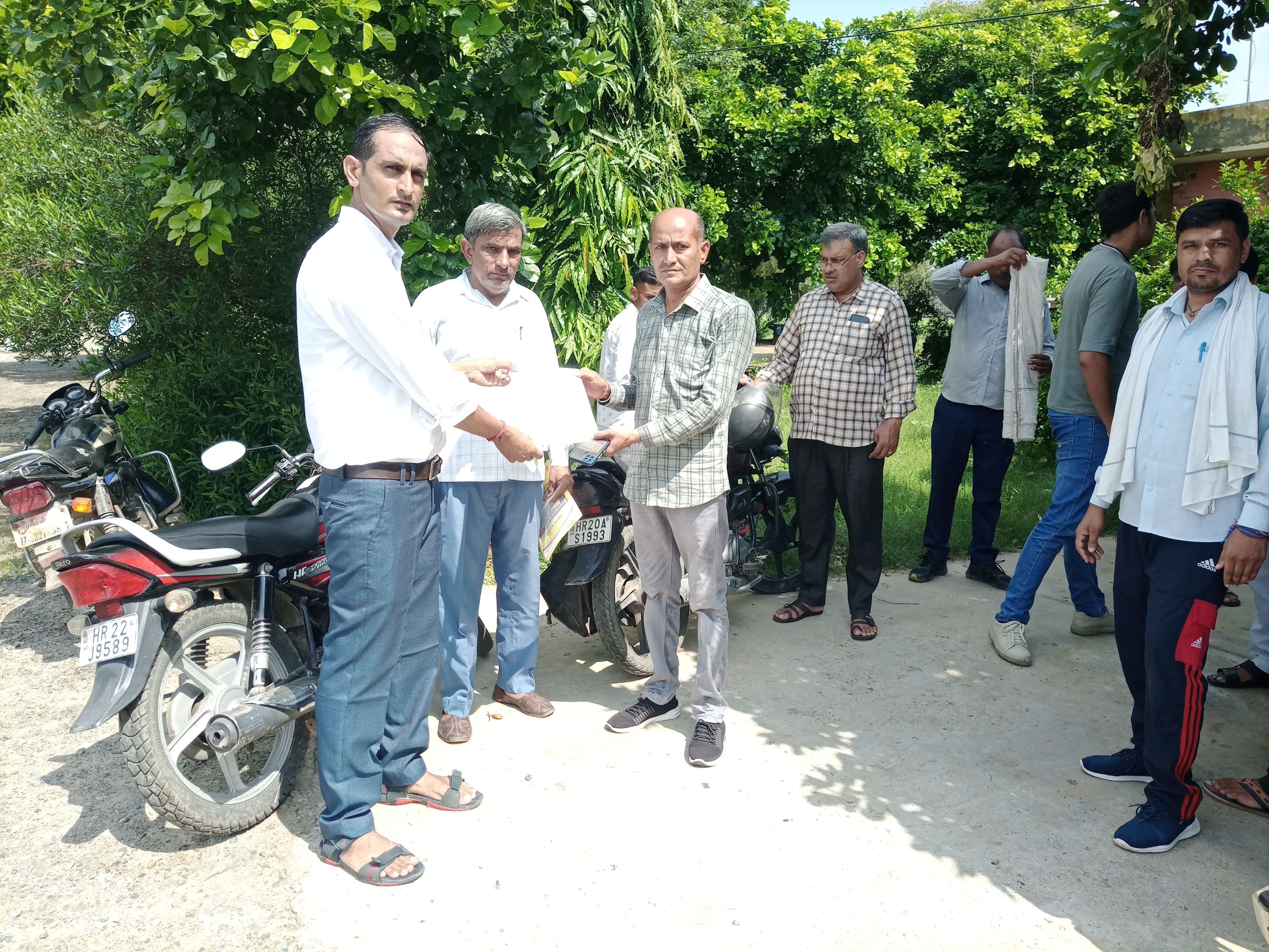 स्वास्थ्य विभाग बड़ोपल की टीम लारवा मिलने पर नोटिस देते हुए।