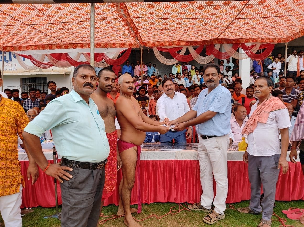 दुद्धी टीसीडी मैदान पर पहलवानों को पुरस्कृत करते मुख्य अतिथि