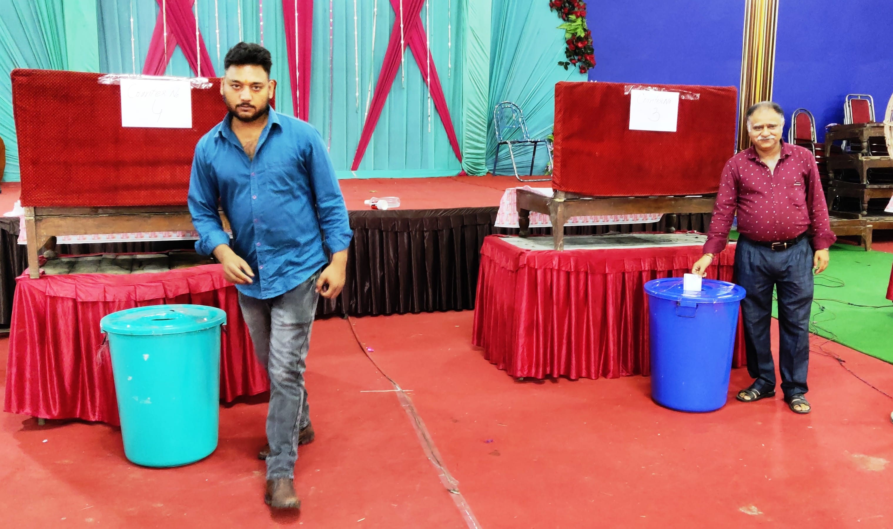 धमपुर: अपना वोट बॉक्स में डालते हुए.