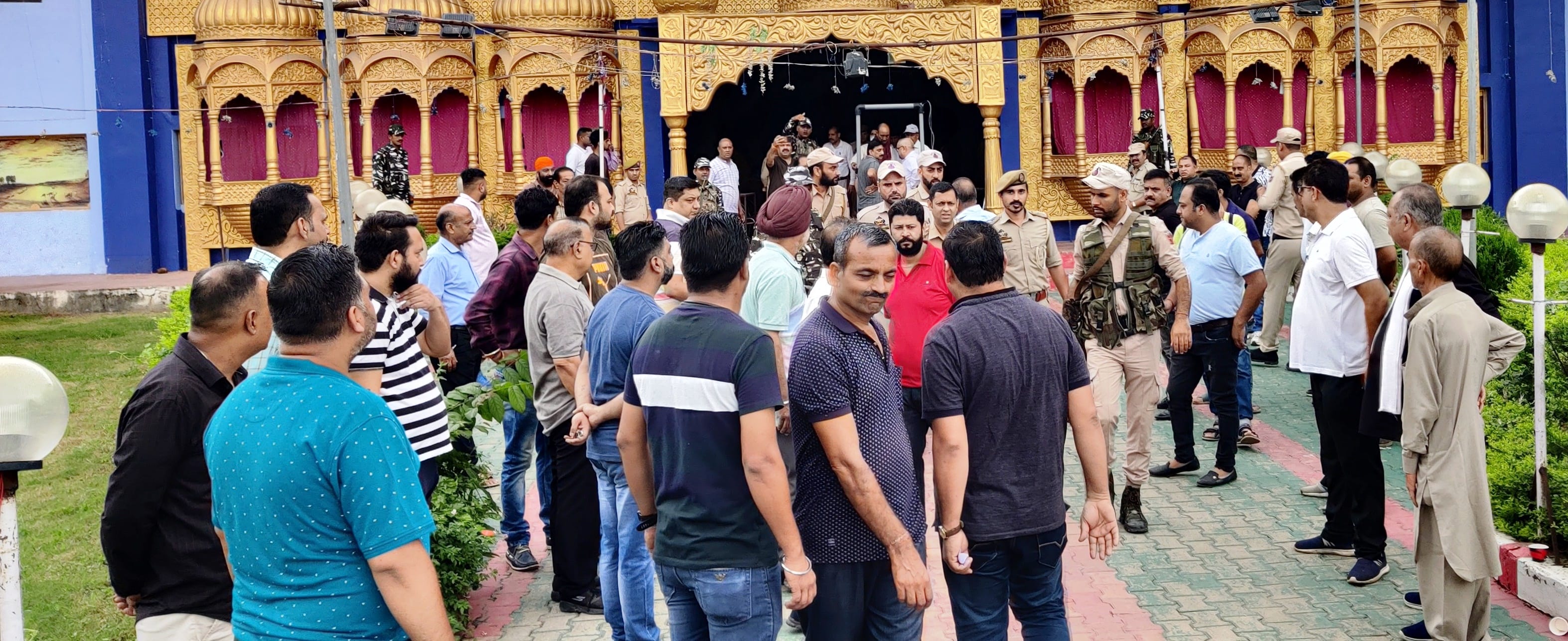 उधमपुर: गोवर्धन पैलेस के बाहर खड़े व्यापारी वर्ग.